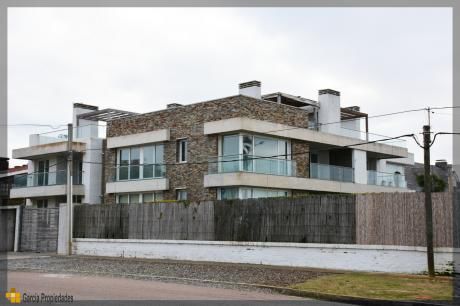 Alquiler De Apartamentos De 2,3,4 Dormitorios Frente Al Mar Con Garage Doble