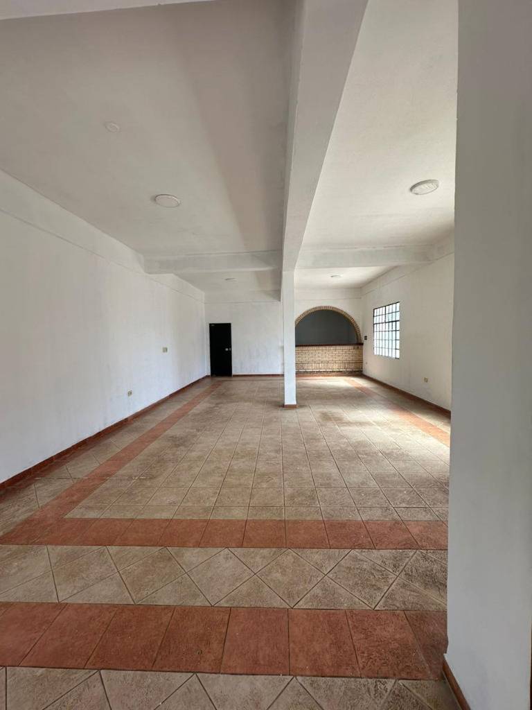 ALQUILO SALON COMERCIAL CON OFICINAS Y AMPLIO DEPOSITO ADYACENTE EN LUQUE — foto 3