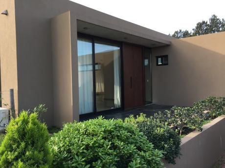 Casa En Barrio Privado.3 Dorm Y 2 Baños. Piscina - Con Renta