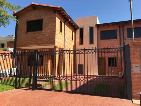 Alquilo Amplia Casa Pareada Barrio Mariscal Estigarribia.
