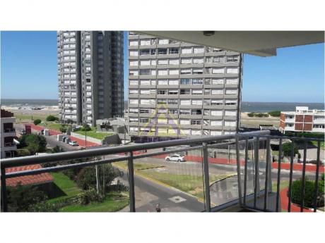 Apartamentos En Playa Mansa: Mci1121a