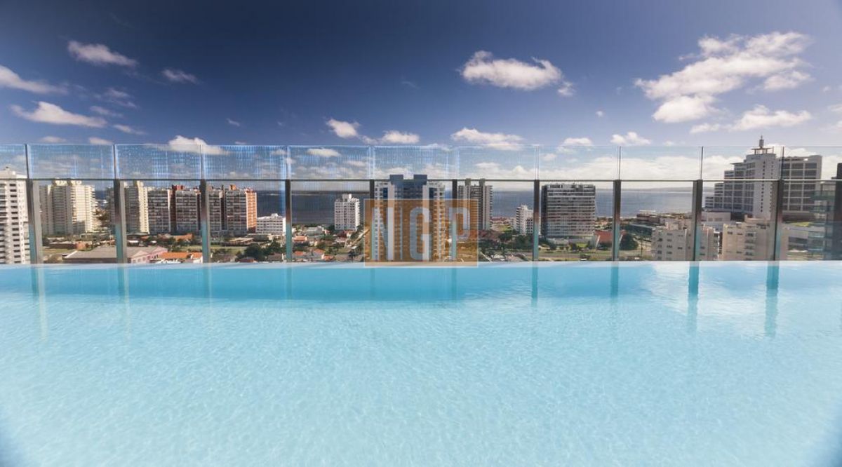 Departamento Venta tres dormitorios Punta del Este  Piso alto pasante Vista al Mar Parrillero Propio