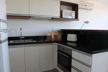 Oportunidad única Precioso Monoambiente Con Espectacular Vista Al Mar Y A Las Dos Islas: Lobos Y Gorriti. Cuenta Con Zona Dormitorio Con Placard De Puertas Espejadas.