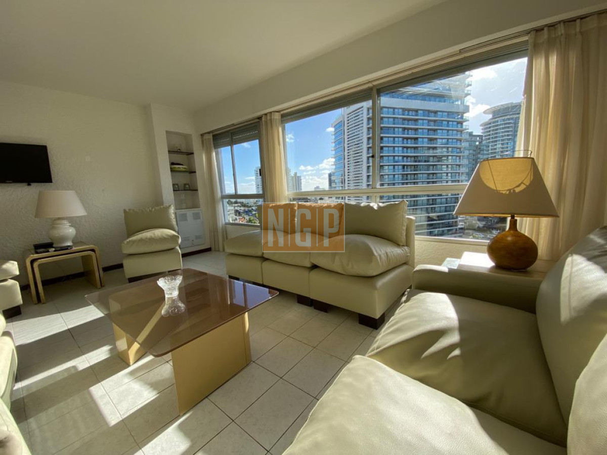 Vende Apartamento de 3 dormitorios en Brava, Excelente edificio.