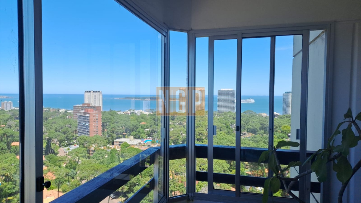 Vende apartamento de 2 dormitorios más servicio en Punta del Este