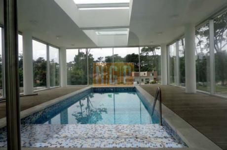 Monoambiente Con Dormitorio Dividido En Roosevelt, Punta Del Este Piso Alto Con Vista Al Mar!