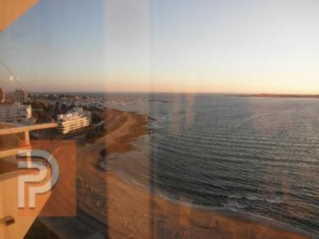 Apartamentos En Playa Mansa: Plg2453a