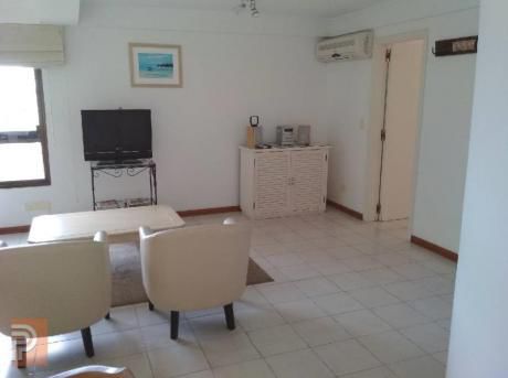 Apartamentos En Playa Mansa: Plg2485a