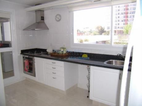 Apartamentos En Playa Mansa: Pla857a