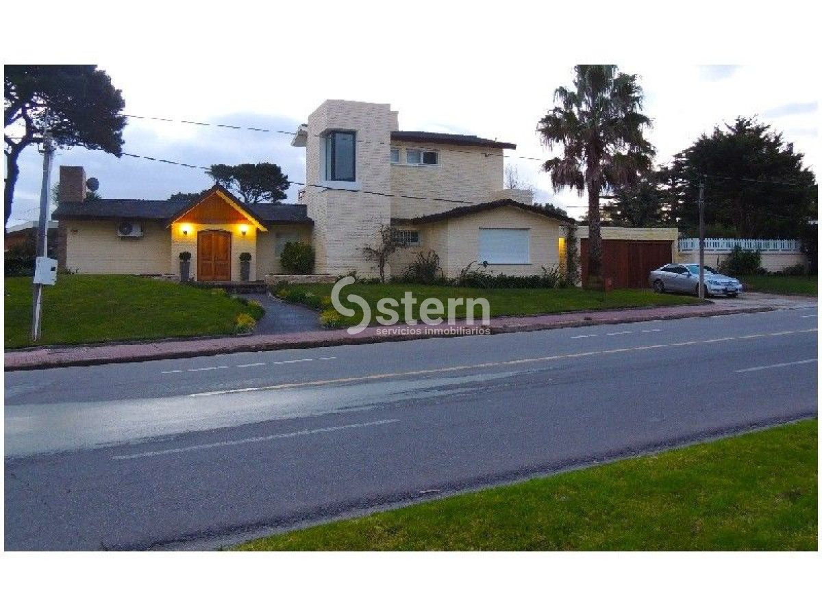 Casa en venta Playa Mansa 4 dormitorios