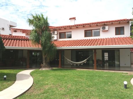 Hermosa Casa De 2 Plantas Ubicada En El Barrio Las Palmas