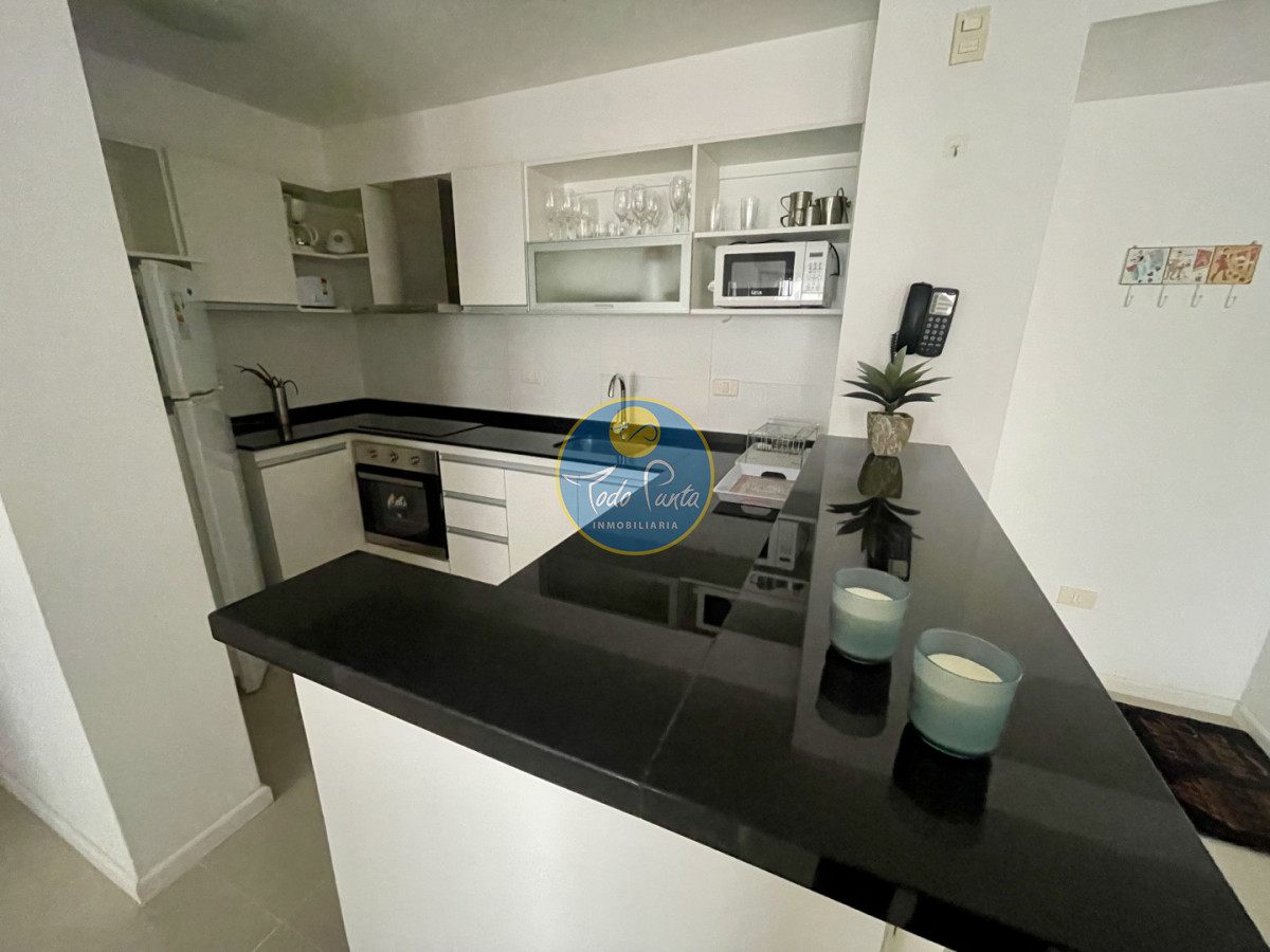 Apartamento en Alquiler Anual   Torre Nueva con Servicios. Vista al Mar · Foto 10