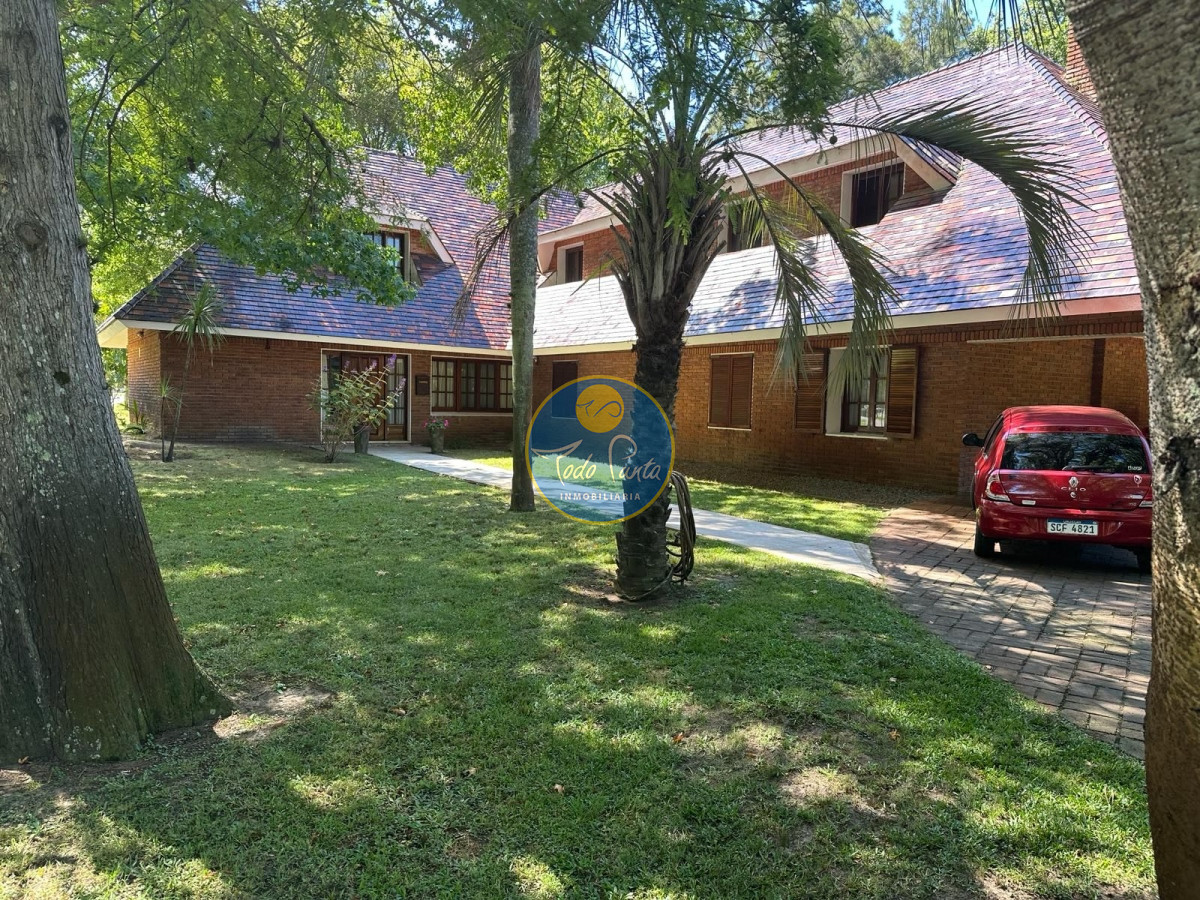 ALQUILER ANUAL O VENTA IDEAL NEGOCIO Magnifica casa en Punta Ballena,7 dormitorios, sólida construcción