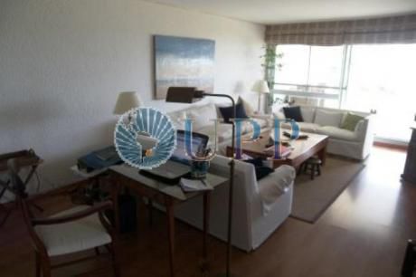 Apartamentos En Playa Mansa: Upp254a
