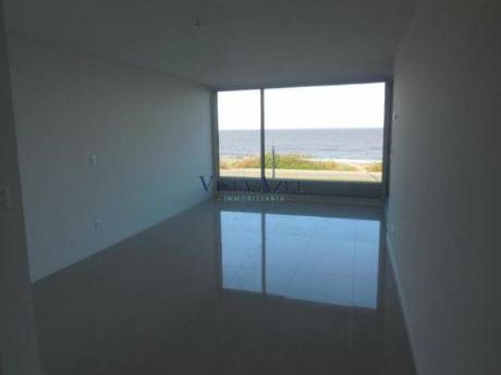 Apartamentos En Playa Mansa: Vaz5149a