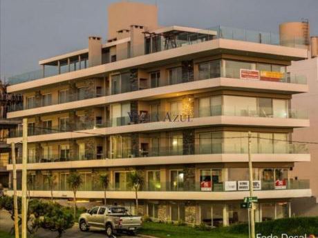 Apartamentos En Playa Mansa: Vaz5410a