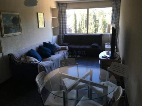 Apartamentos En Playa Mansa: Vaz5416a