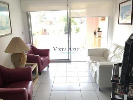 Apartamentos En Playa Mansa: Vaz5425a