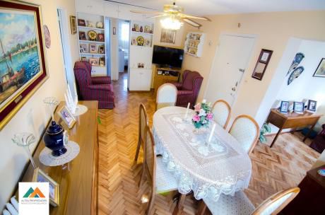 Apartamento En Excelente Estado, Hermosas Vistas, 3 Dormitorios, Cochera