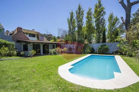 Casa En Playa Brava Con Piscina Y Parrillero - Ref: 166