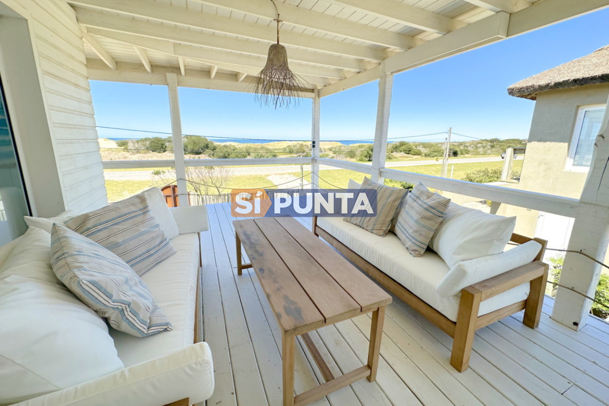 Casa de tres dormitorios en primera línea - La Juanita