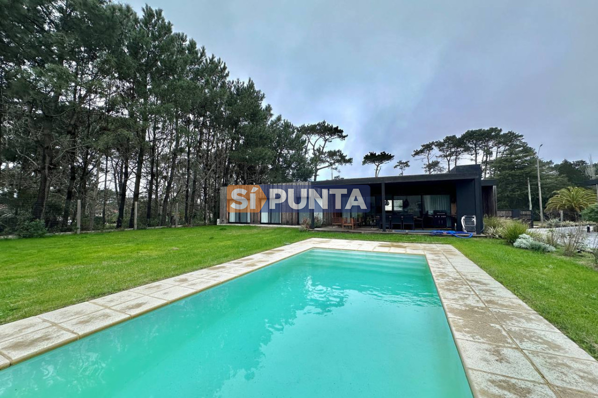 Casa en alquiler anual 3 dormitorios con piscina en San Rafael