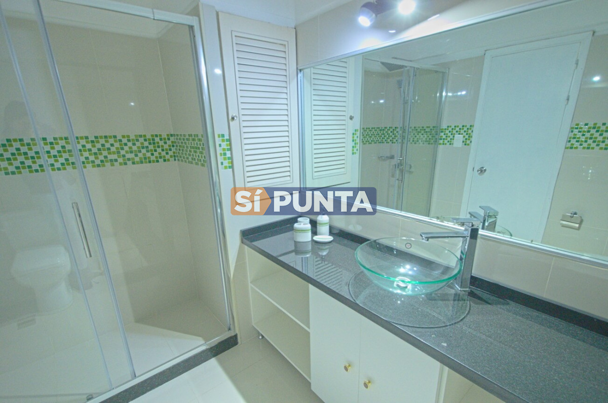Apartamento de 3 dormitorios en Playa Mansa anual · Foto 12