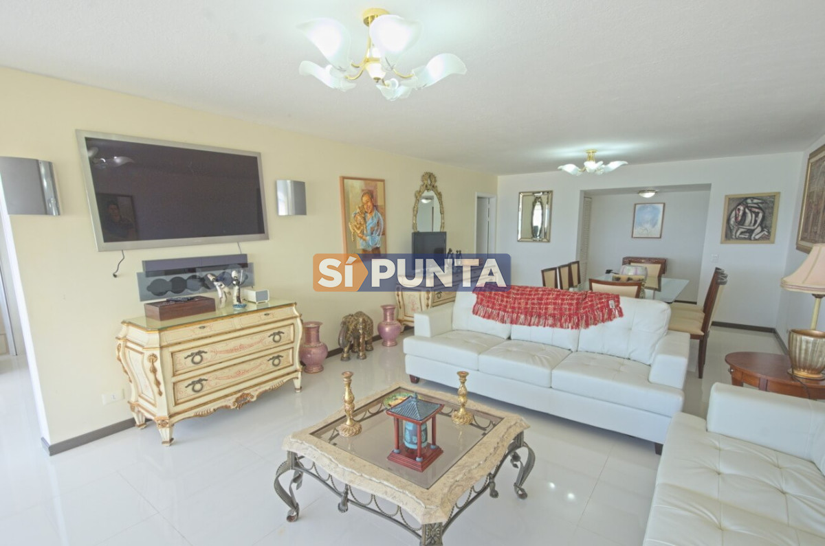 Apartamento de 3 dormitorios en Playa Mansa anual · Foto 4