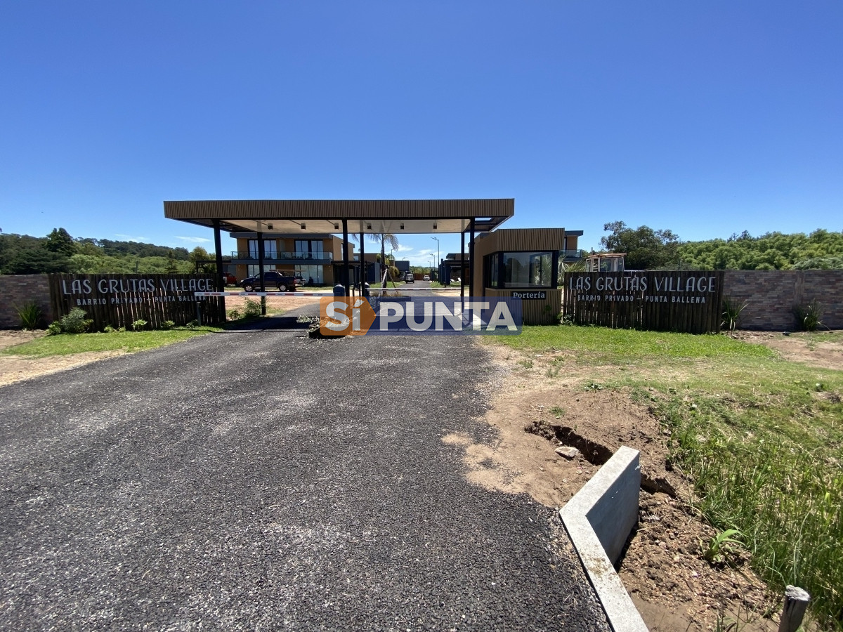 Hermosa casa a estrenar de 3 dormitorios y 3 baños en alquiler anual.