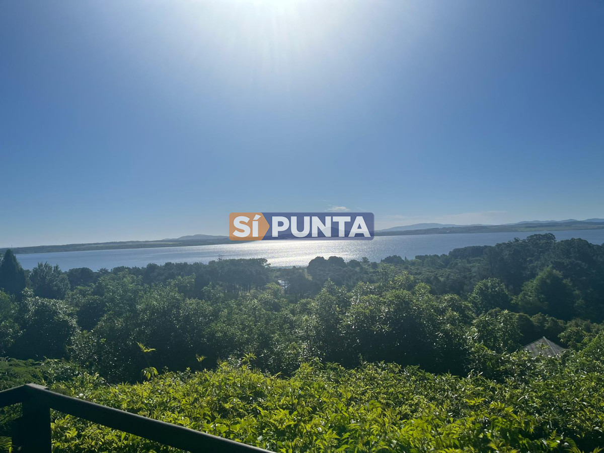 Vende casa de 4 dormitorios con vista a la laguna del sauce, Maldonado