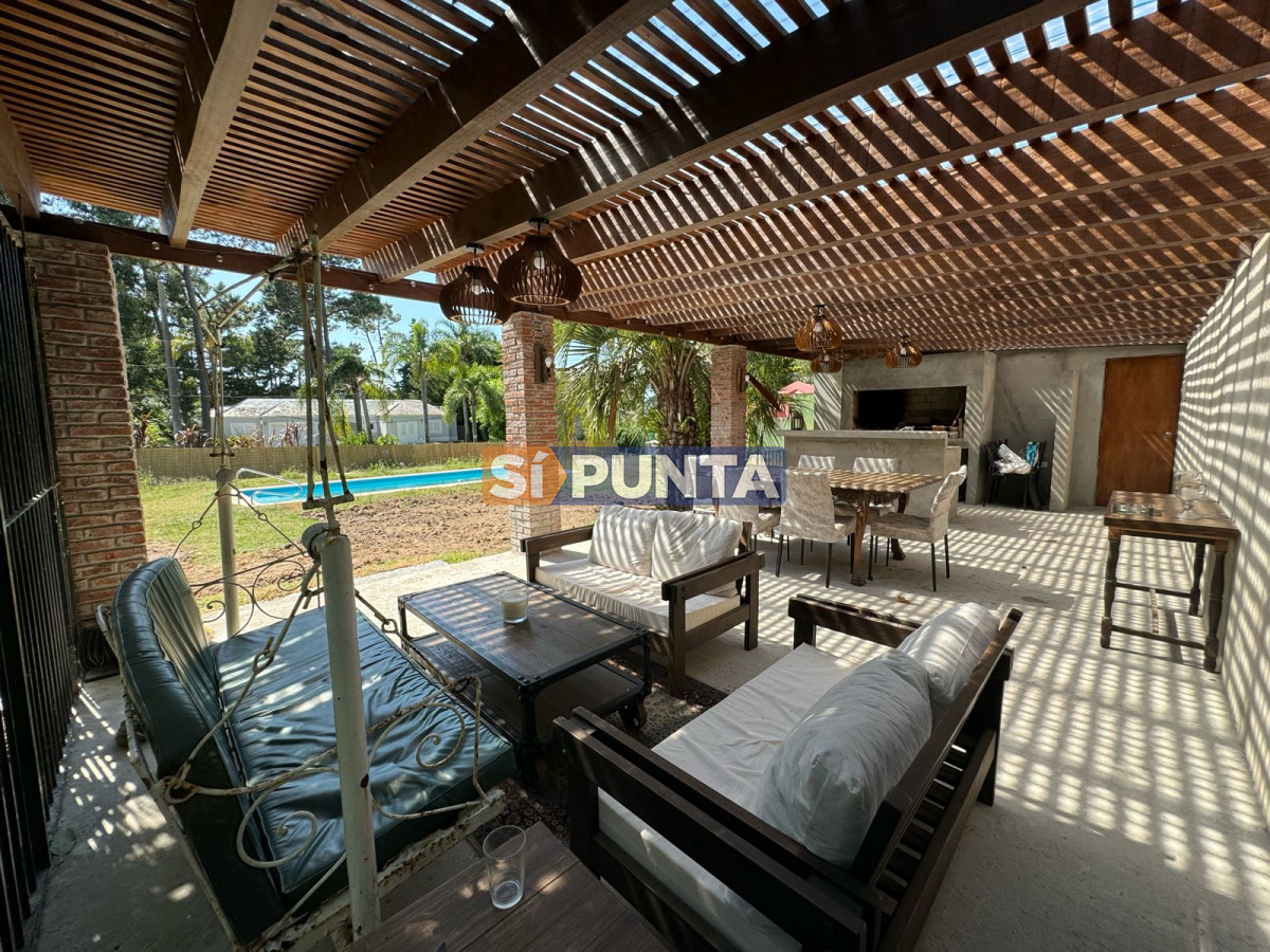 Casa a la venta Punta del Este, 4 dormitorios con piscina
