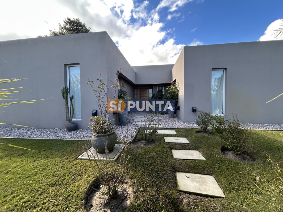 Venta casa en zona Chihuahua, Punta Ballena