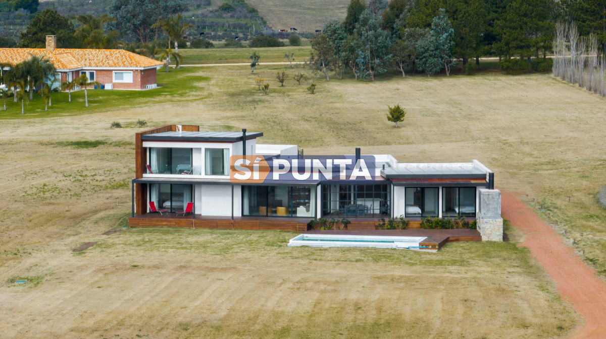 Venta y alquiler anual  casa en barrio privado Laguna de los cisnes