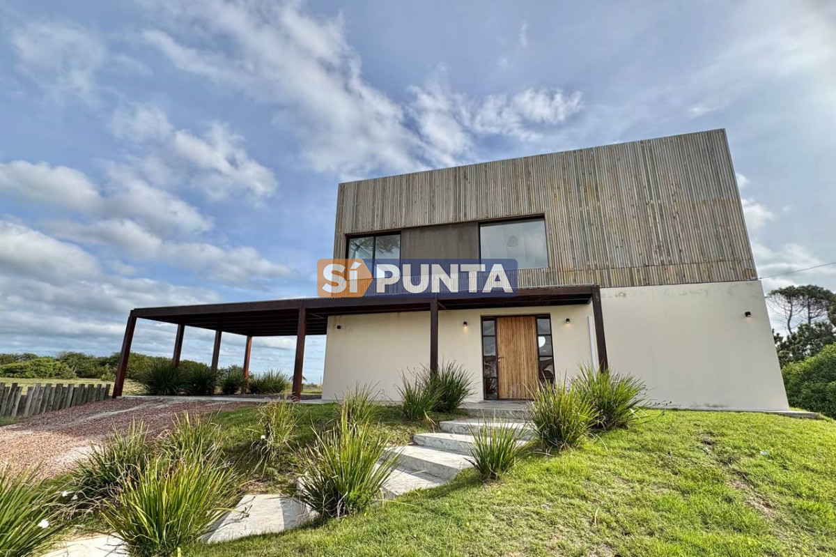 Casa de 3 dormitorios con piscina en alquiler anual Punta Ballena