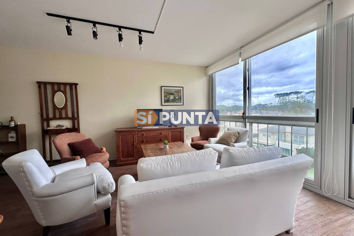 Apartamento en venta 2 dormitorios y medio en Playa Mansa