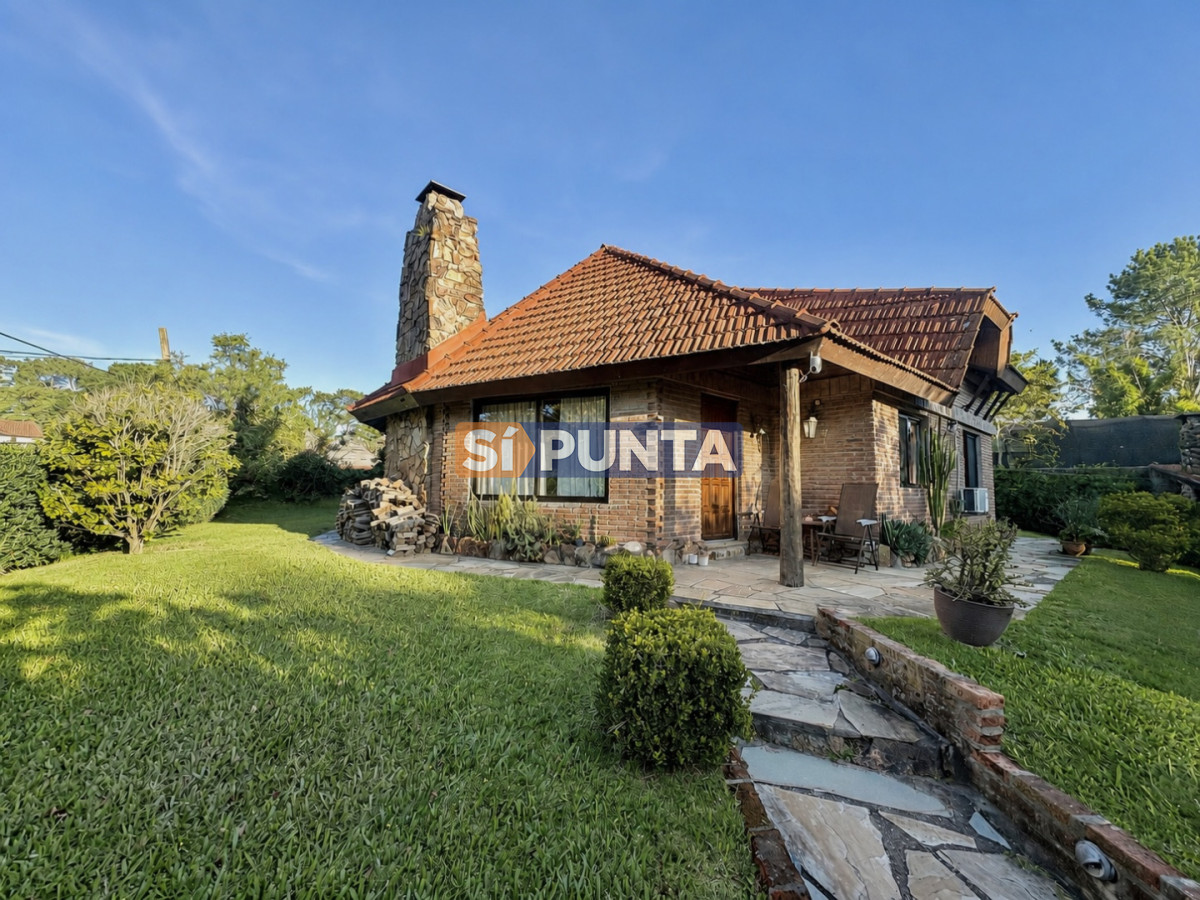 CASA EN VENTA Y ALQUILER ANUAL EN PINARES