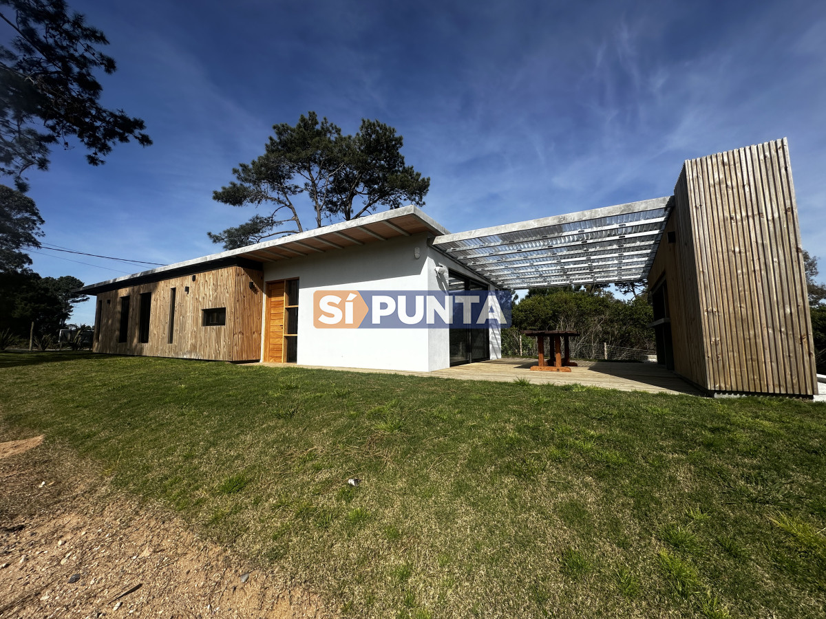 Venta casa a estrenar en barrio Club del lago Punta Ballena