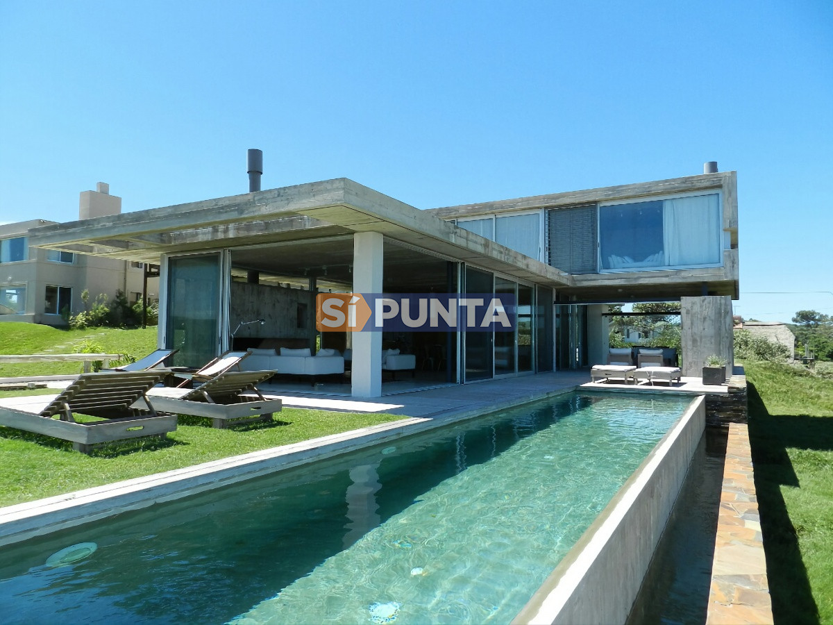 Excelente casa moderna en Tio tom, pegada al mar