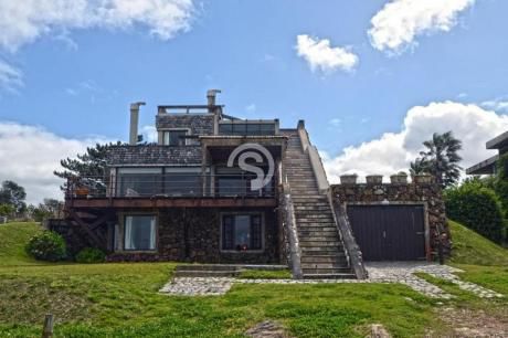 Casa En Punta Piedras