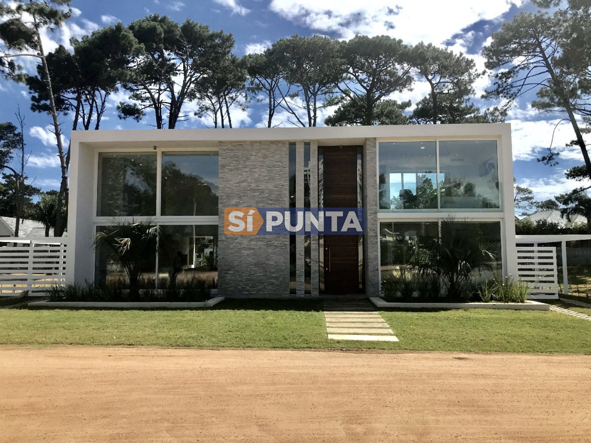 Casa en alquiler anual barrio privado Punta del Este