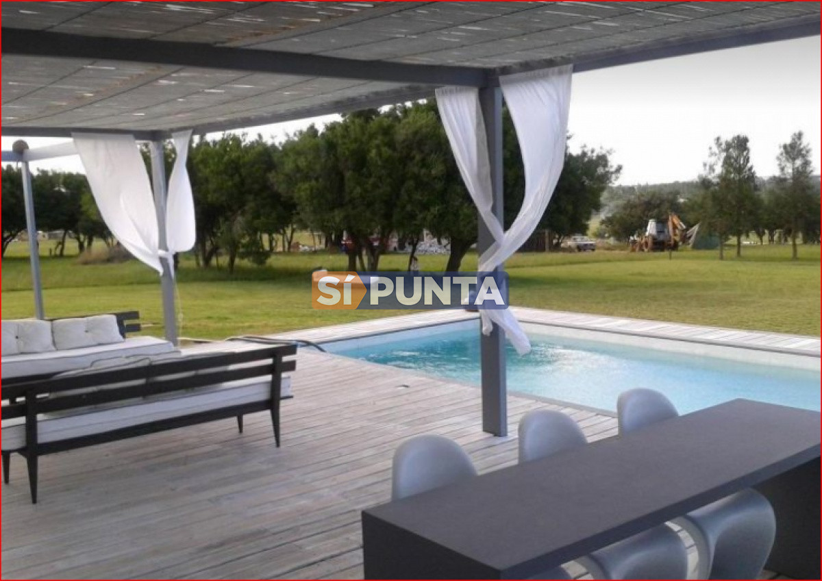 Moderna casa en alquiler en  Barrio Privado El Quijote