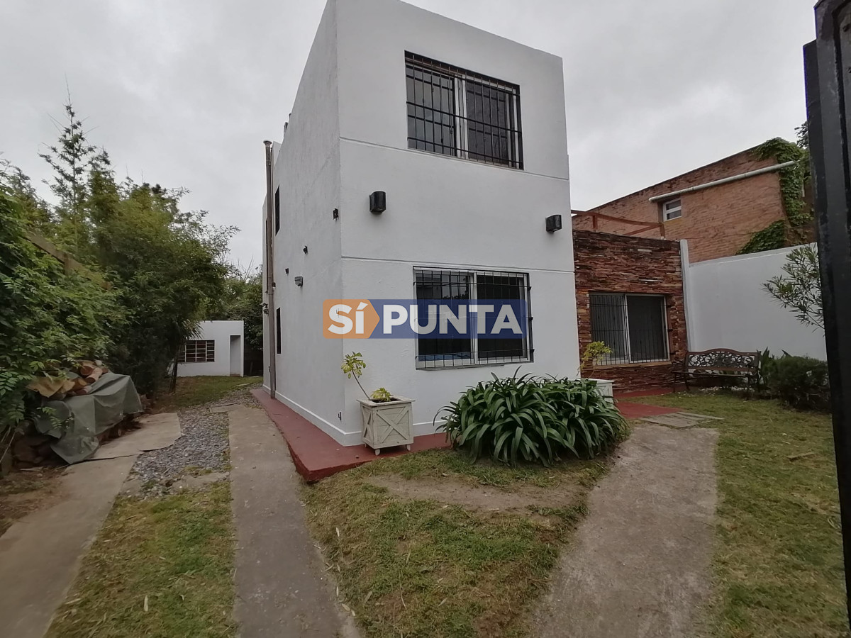 ALQUILER ANUAL DE CASA EN LA BARRA, MALDONADO. - 4 DORMITORIOS, 3 BAÑOS, 1 EN SUITE. PARRILLERO TECHADO , CERCADA Y CON REJAS.