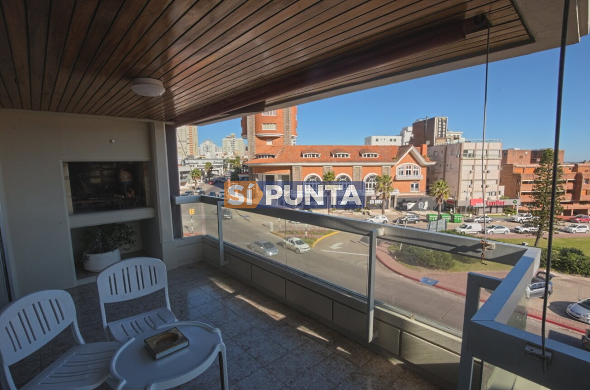 Apartamento en alquiler anual 3 dormitorios Playa Mansa