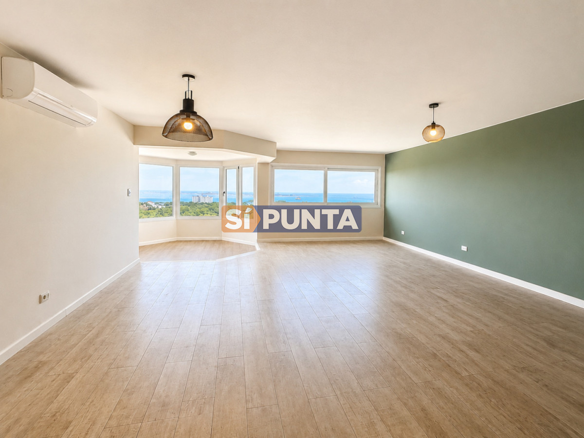 Venta y alquiler anual de amplio apartamento de tres dormitorios completamente reciclado sobre Roosevelt, Punta del Este