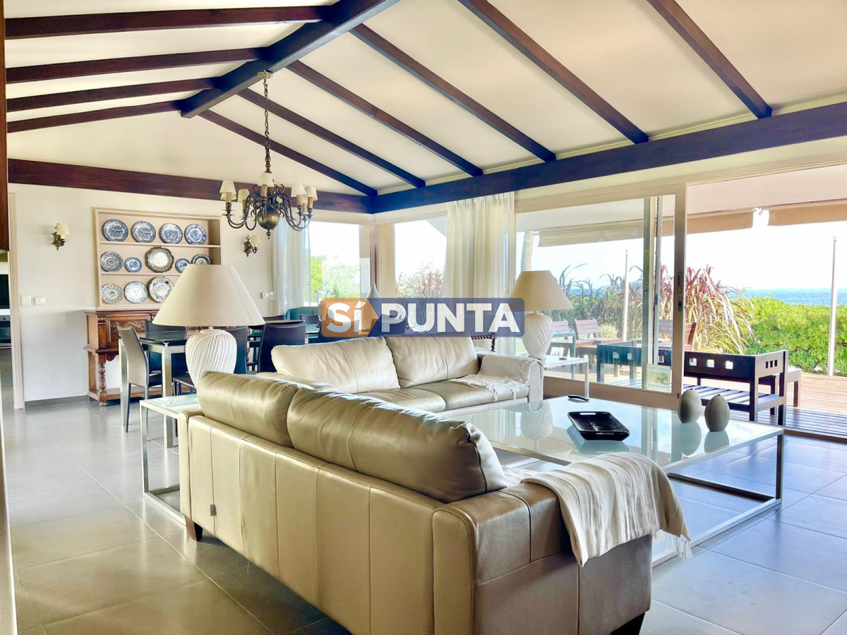 Espectacular Casa de 4 Dormitorios Frente a Playa Mansa - Punta del Este