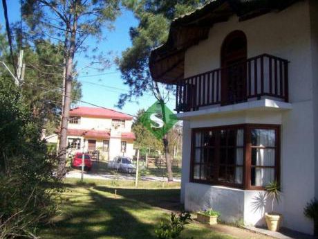 Pinares, 3 Dormitorios, 3 Baños Y 700m2 De Parque. - Ref: 44628