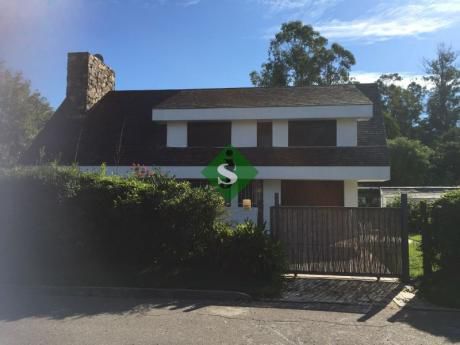 Mansa, 4 Dormitorios, 3 Baños, Lindo Lugar, Excelente Construccion.