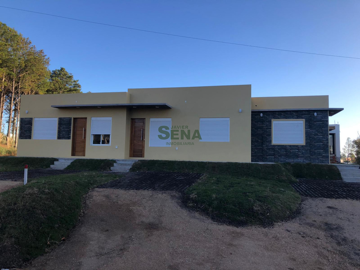 Alquiler y venta de casas en Altos de la Laguna, 2 dormitorios, baño, patio con parrilla.