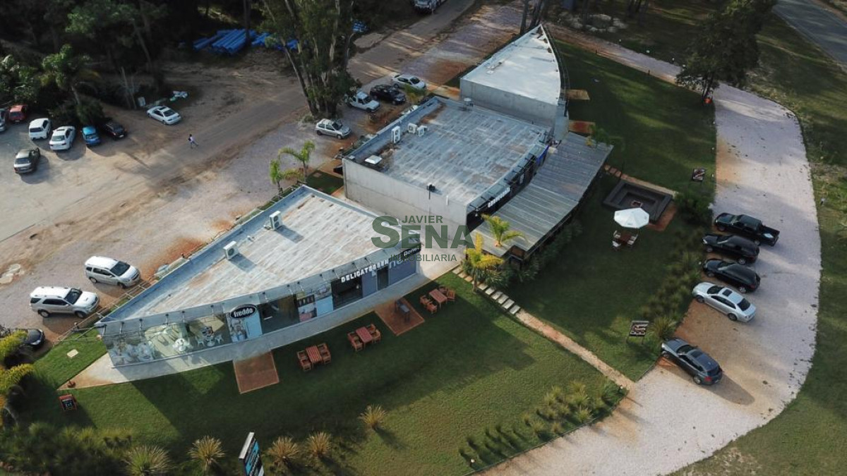Venta y alquiler de Salon comercial en Solanas, 99 m2 de local, 2 baños, excelente punto comercial. · Foto 3