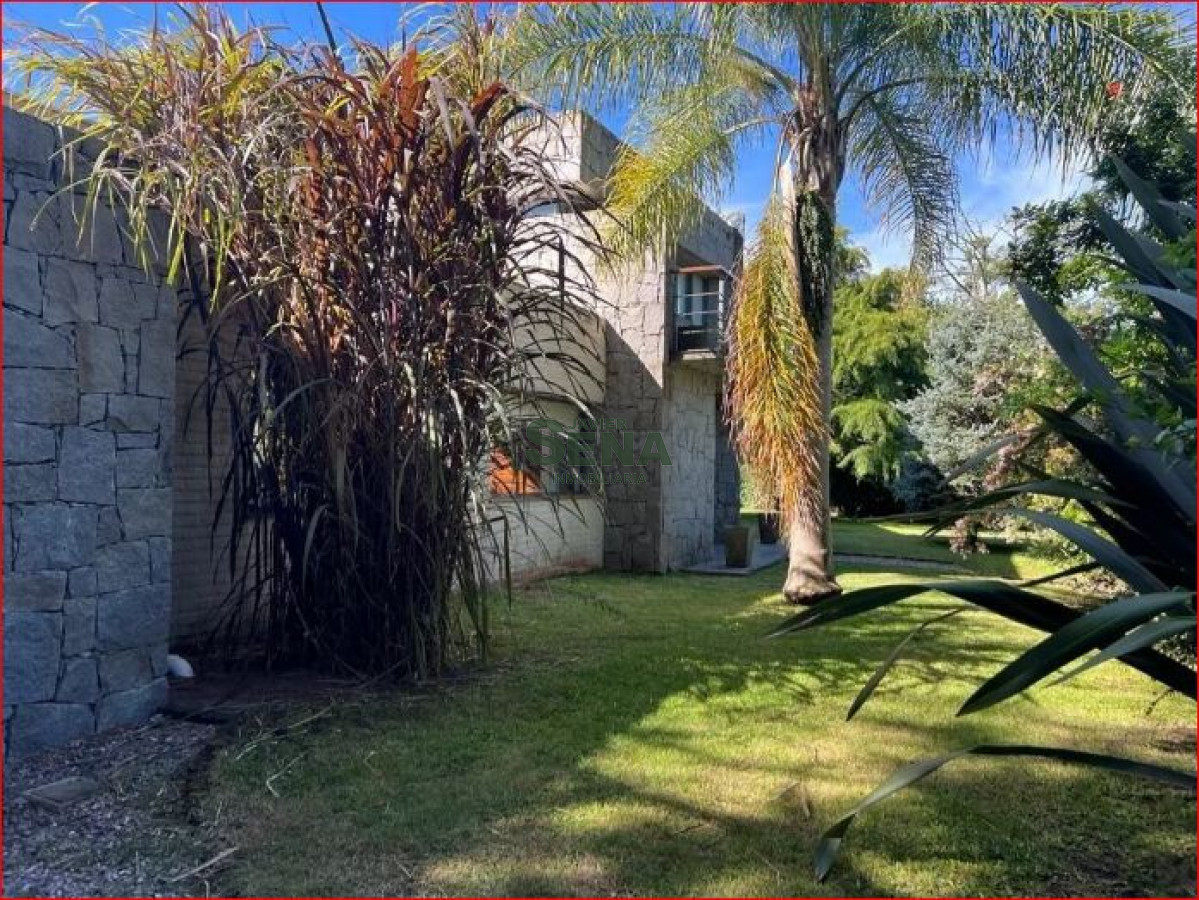 Alquiler de casa en Brio Marly, 4 dormitorios, 4 baños, lindo parque y buen entorno. · Foto 1